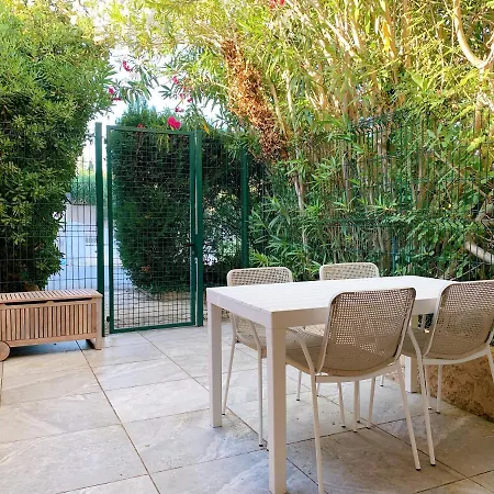 Moderne Dans Le Golfe De Saint-tropez *