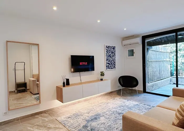 Moderne Dans Le Golfe De Saint-tropez *
